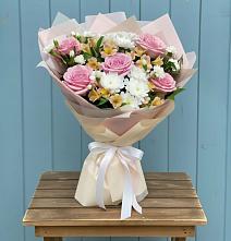 Букет цветов из:  Гвоздики, Орхидеи и Розы в Горный Тульская область