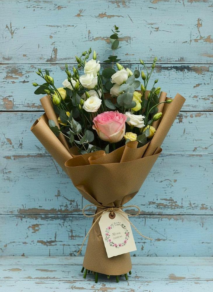 Букет цветов из: Розы и Лизиантусы в Горный Тульская область