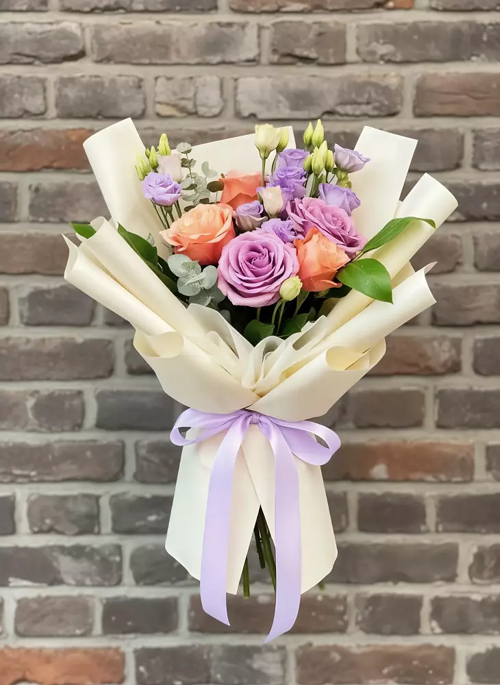 Букет цветов из: Лизиантусы и Розы в Горный Тульская область