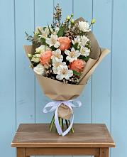 Букет цветов из:  Альстромерии, Лизиантусы, Розы и Хризантемы в Горный Тульская область