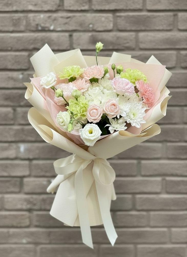 Букет цветов из: Гвоздики, Розы, Лизиантусы и Хризантемы в Горный Тульская область