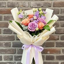 Букет цветов из:  Лизиантусы и Розы в Горный Тульская область