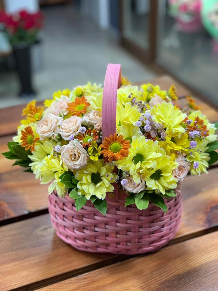 Цветочная композиция из Хризантемы и Розы в корзине в Горный Тульская область