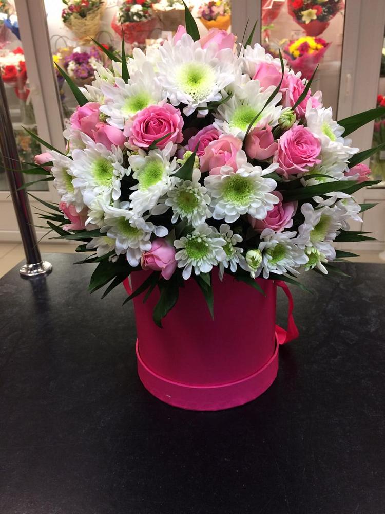 Цветочная композиция из Розы и Хризантемы в шляпной коробке в Горный Тульская область