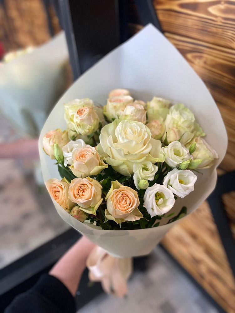 Букет цветов из: Розы и Лизиантусы в Горный Тульская область